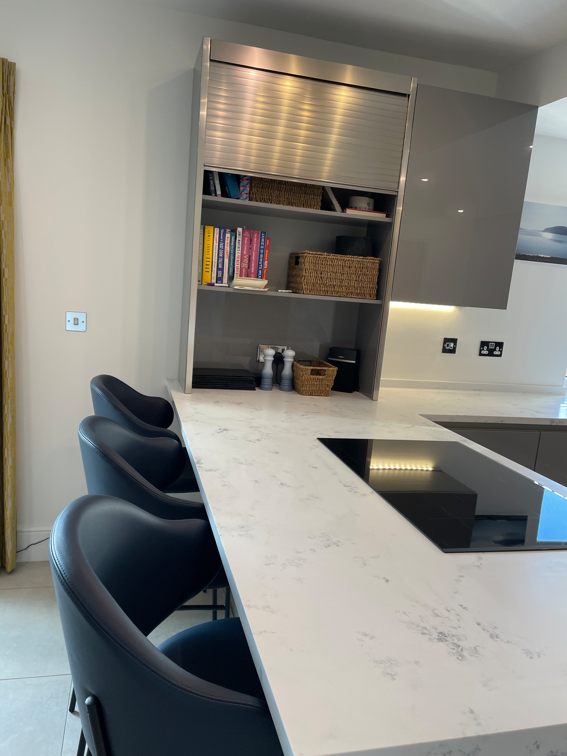High Gloss Gravel Handleless Kitchen with White and Grey Solid Surface Tops