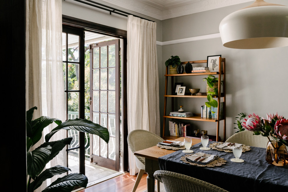 Свежая идея для дизайна: маленькая кухня-столовая в стиле ретро с серыми стенами, светлым паркетным полом и оранжевым полом для на участке и в саду - отличное фото интерьера