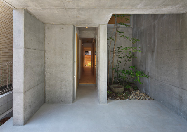 阿倍野の家 シンボルツリーのある中庭を囲む家 House In Abeno Industriel Facade Osaka Par Arbol一級建築士事務所