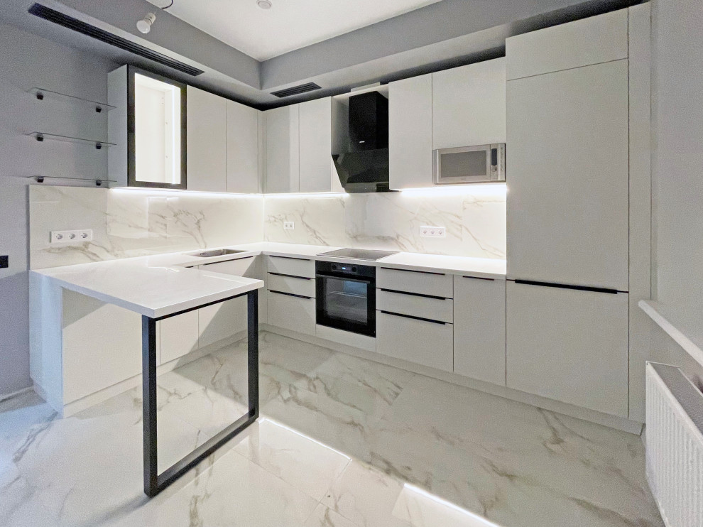 Стильная кухня с белыми фасадами Кристайл супер мат