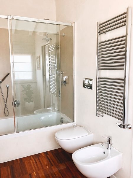 Foto di un bagno di servizio minimal