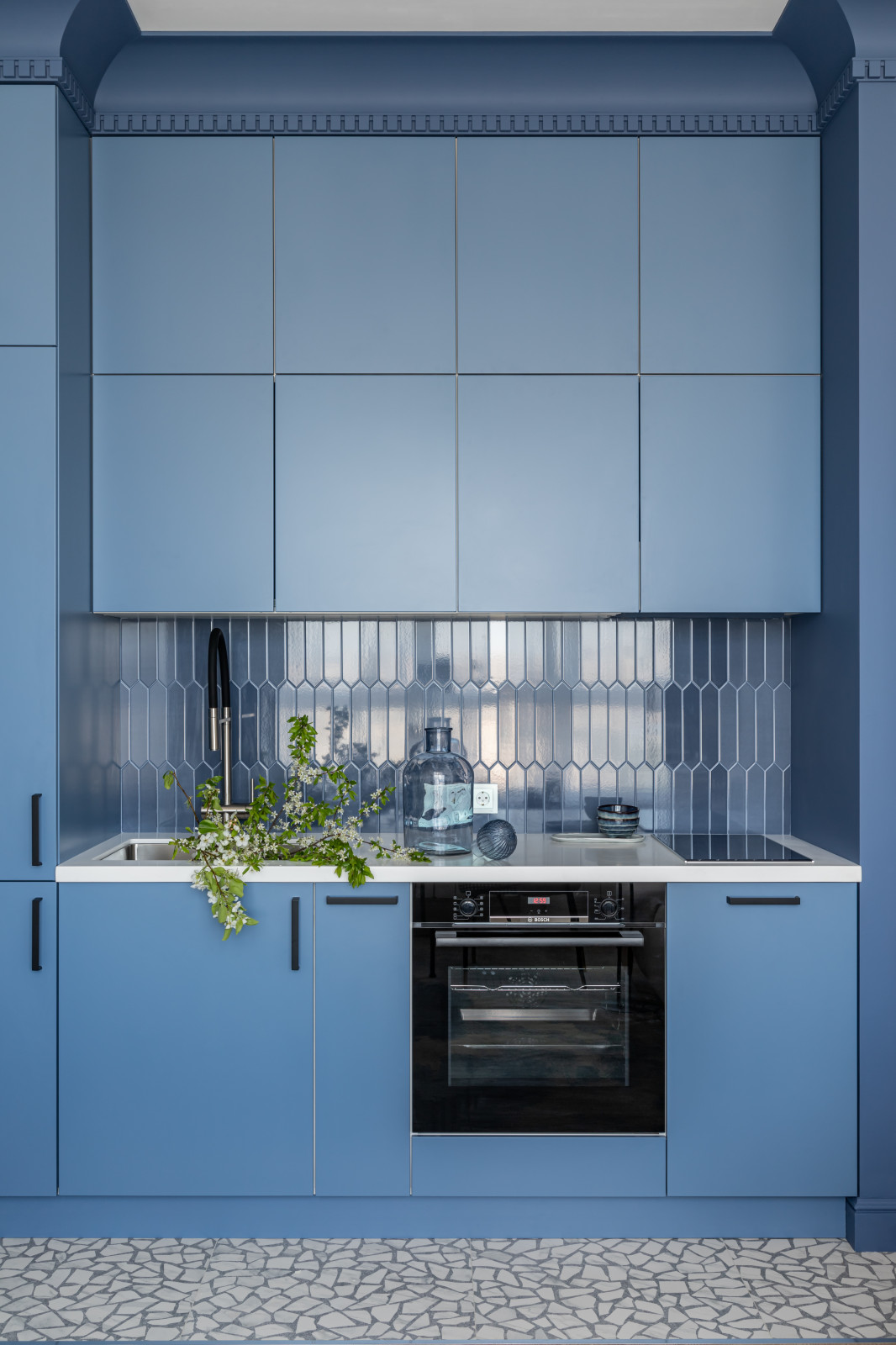 Цвет, неон и греческие богини - современная квартира 35 м² для блогера в Москве