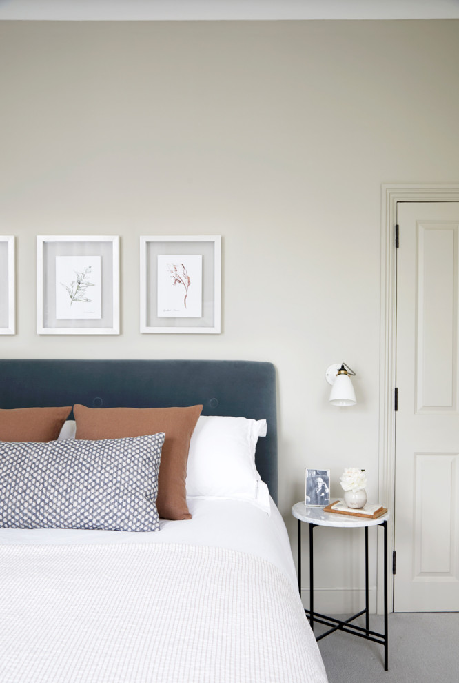 Cette photo montre une chambre éclectique avec un mur beige et un sol gris.