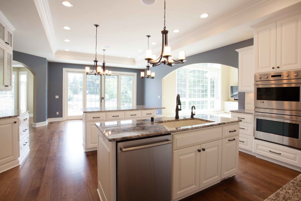 Inspiration for a transitional kitchen remodel in Milwaukee