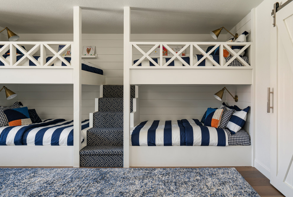 Diseño de dormitorio infantil de 4 a 10 años clásico renovado grande con paredes blancas, suelo de madera clara y suelo marrón