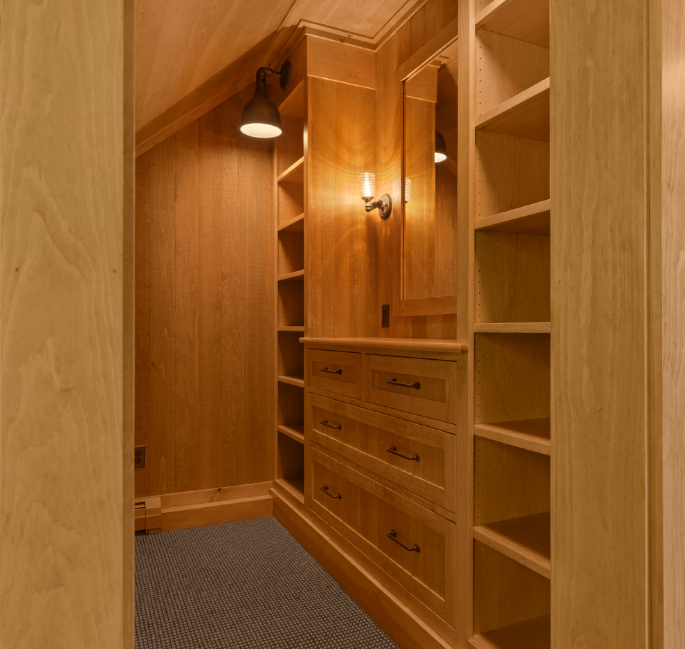 Inspiration for a traditional storage and wardrobe in Burlington.