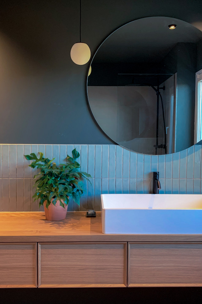Exemple d'une salle d'eau grise et blanche tendance en bois brun de taille moyenne avec un plafond décaissé, une douche à l'italienne, WC séparés, un carrelage vert, des carreaux de céramique, un mur vert, carreaux de ciment au sol, une vasque, un plan de toilette en bois, aucune cabine, un plan de toilette marron, une niche, meuble simple vasque, meuble-lavabo suspendu, un placard avec porte à panneau surélevé et un sol beige.