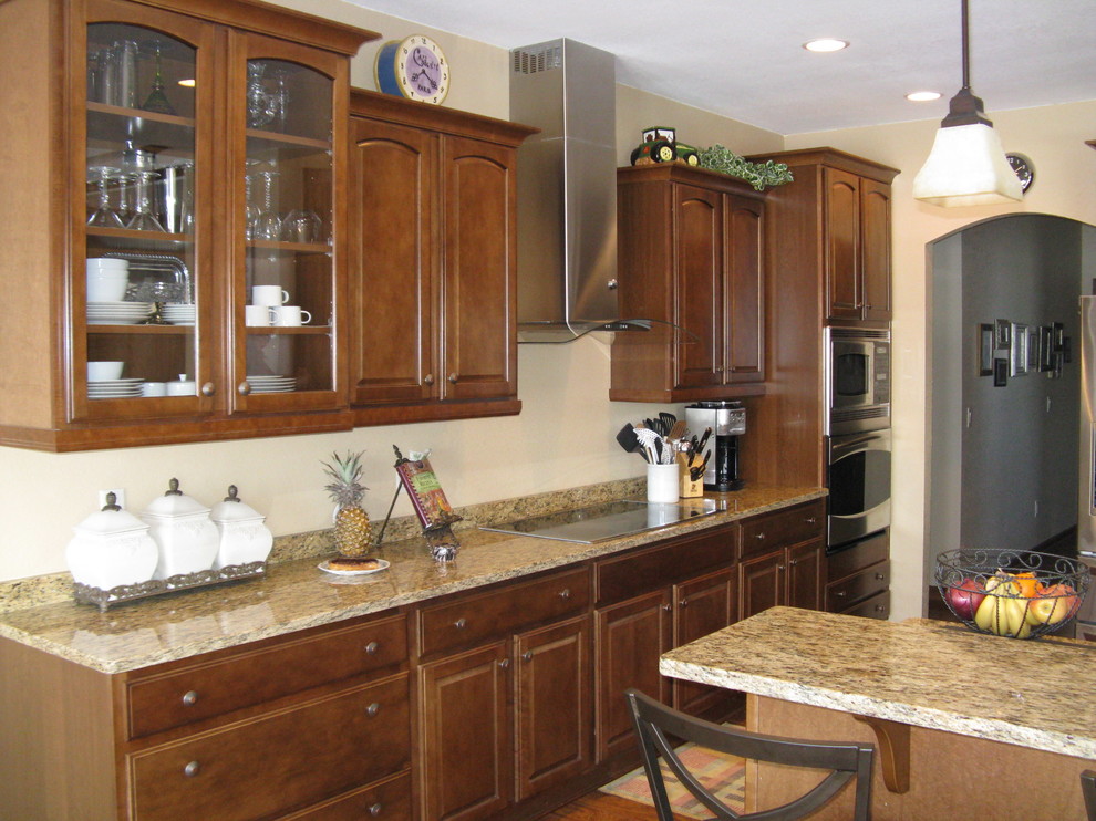 Example of a transitional kitchen design in Milwaukee