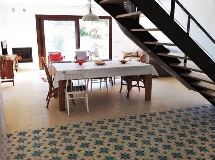 Idéer för stora vintage matplatser med öppen planlösning, med klinkergolv i keramik och turkost golv