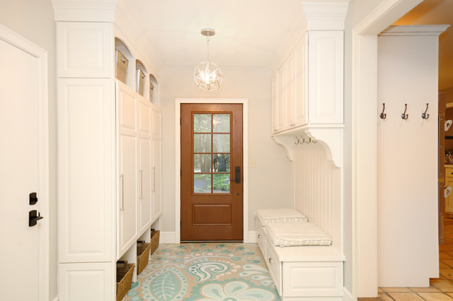 Family Mudroom & Command Center - Qualified Remodeler Master Design Award Winner klassisk-entre