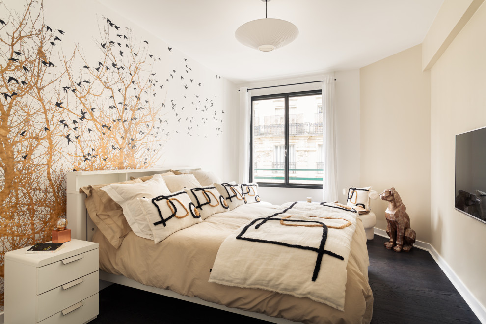 Aménagement d'une chambre parentale contemporaine de taille moyenne avec un mur beige, sol en stratifié, aucune cheminée, un sol noir et du papier peint.