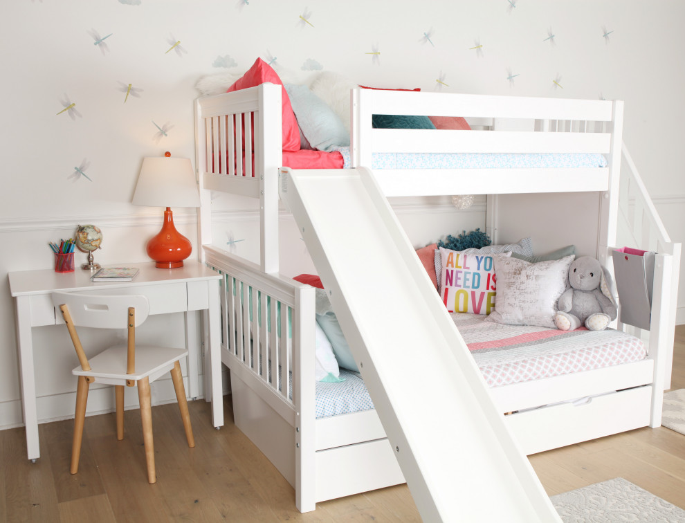 Esempio di una cameretta per bambini shabby-chic style di medie dimensioni con pareti grigie, parquet chiaro, pavimento bianco e carta da parati
