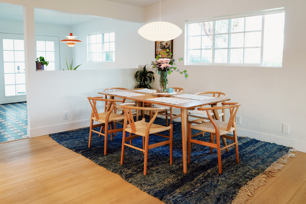Exemple d'une salle à manger ouverte sur le salon éclectique de taille moyenne avec un mur blanc, un sol en vinyl et un sol beige.