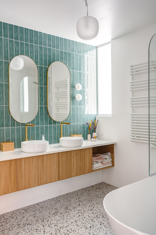 Idéer för mellanstora funkis vitt en-suite badrum, med luckor med profilerade fronter, skåp i ljust trä, ett fristående badkar, en dusch/badkar-kombination, grön kakel, perrakottakakel, vita väggar, terrazzogolv, ett fristående handfat, bänkskiva i kvartsit, flerfärgat golv och dusch med gångjärnsdörr