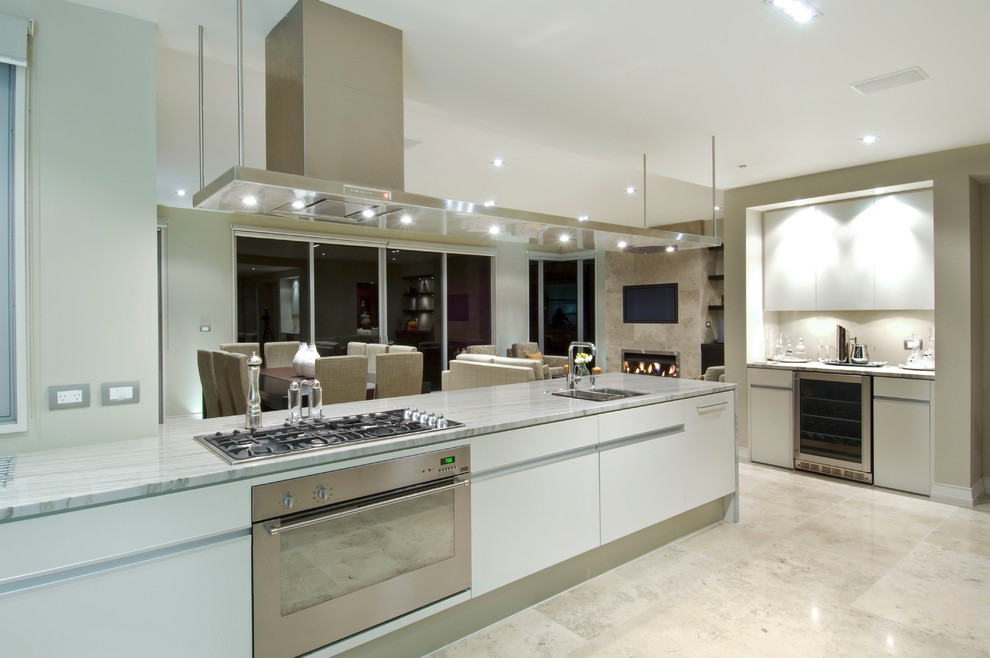 This is an example of a contemporary kitchen in Auckland.