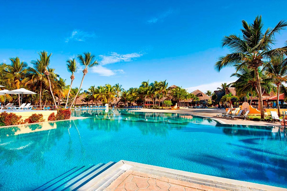 Idee per un'ampia piscina a sfioro infinito tropicale personalizzata