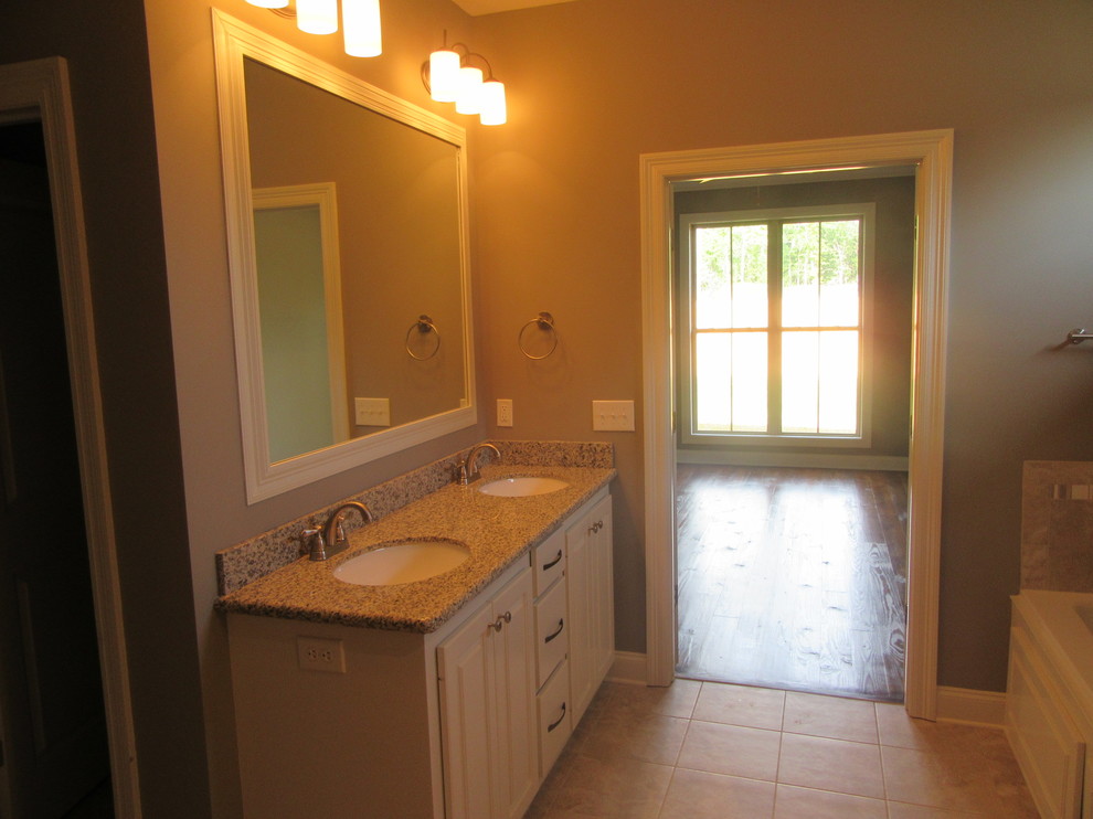 Example of a transitional home design design in Jackson