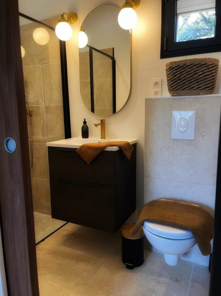 На фото: маленькая главная ванная комната в белых тонах с отделкой деревом в современном стиле с плоскими фасадами, темными деревянными фасадами, душем без бортиков, инсталляцией, бежевой плиткой, плиткой из травертина, бежевыми стенами, полом из травертина, подвесной раковиной, столешницей из искусственного камня, бежевым полом, душем с распашными дверями, белой столешницей, тумбой под одну раковину и подвесной тумбой для на участке и в саду с