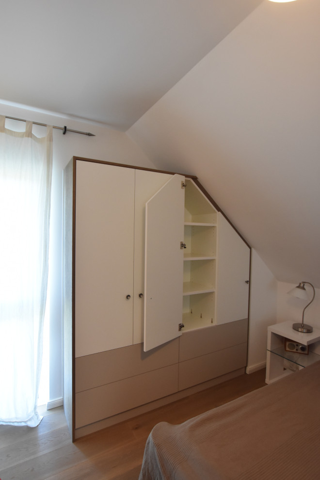 Exemple d'une chambre d'amis moderne de taille moyenne avec un mur blanc, parquet peint, un plafond en papier peint et du papier peint.