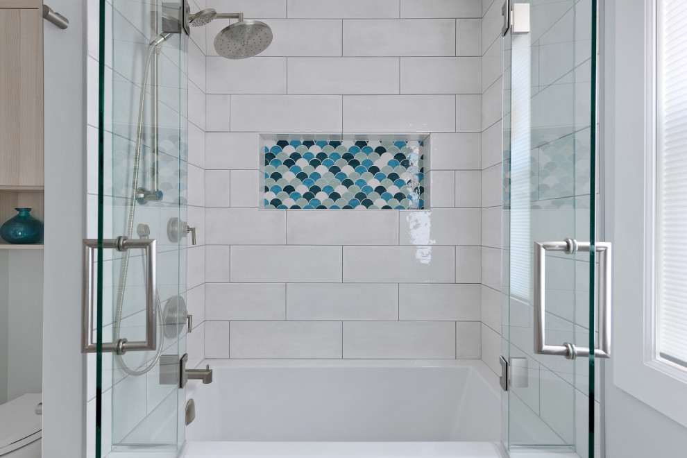 Mid-sized modern master bathroom in Calgary with flat-panel cabinets, light wood cabinets, an alcove tub, an alcove shower, a two-piece toilet, white tile, mosaic tile, green walls, vinyl floors, a vessel sink, engineered quartz benchtops, multi-coloured floor, a hinged shower door and white benchtops.