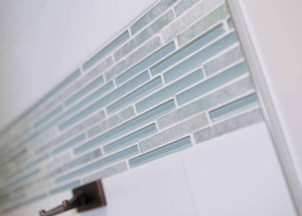 Example of a transitional home design design in Toronto