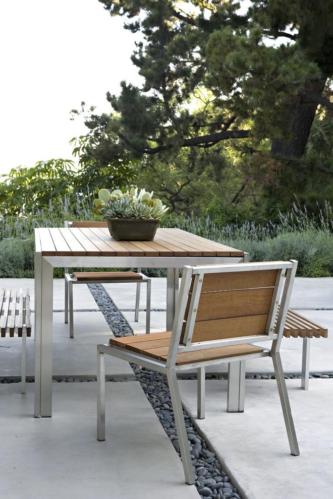 Design ideas for a transitional patio in Los Angeles with no cover.