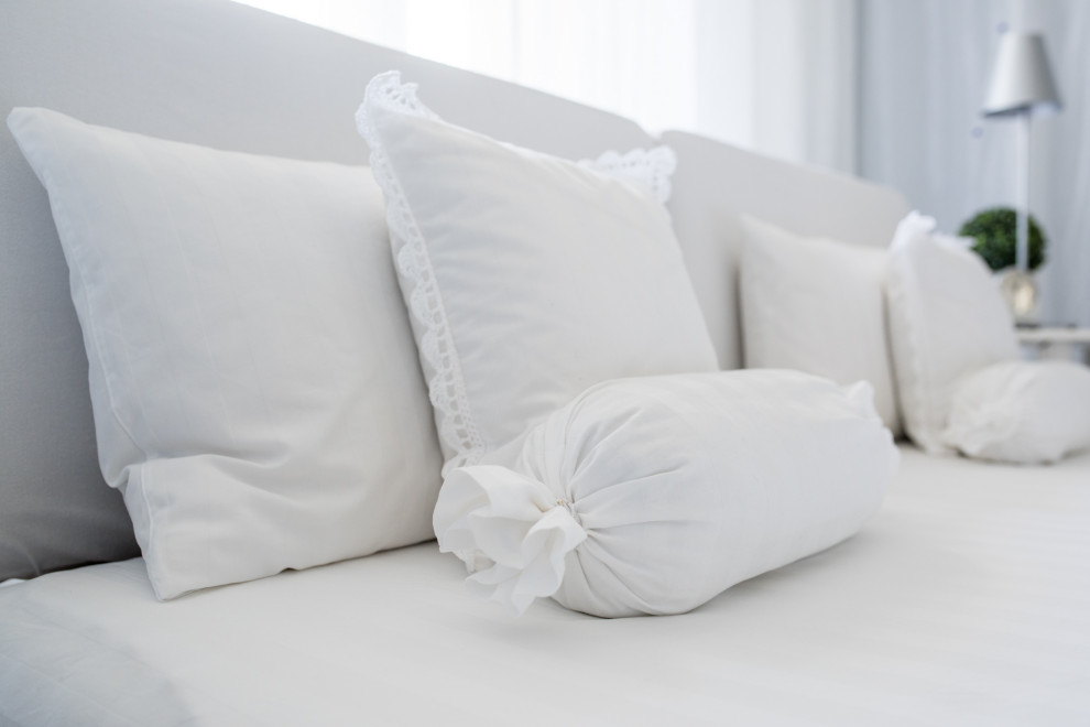 Mittelgroßes Eklektisches Hauptschlafzimmer mit weißer Wandfarbe, Teppichboden und schwarzem Boden in Berlin