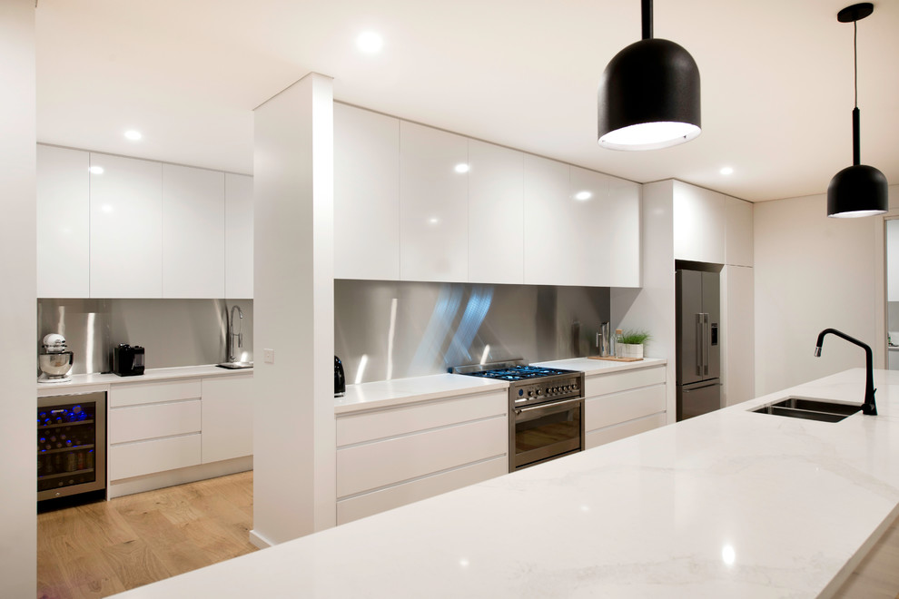 Kitchen - contemporary kitchen idea in Canberra - Queanbeyan