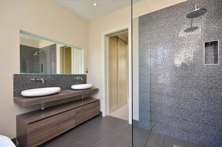 Immagine di una stanza da bagno contemporanea con piastrelle grigie, piastrelle in gres porcellanato e pavimento in gres porcellanato