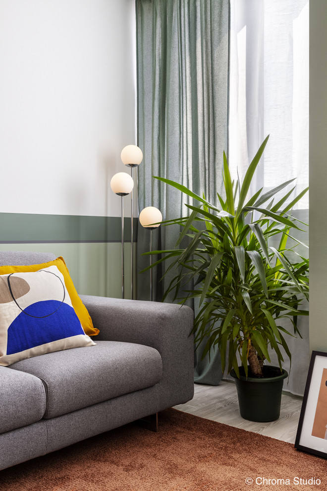 На фото: открытая гостиная комната среднего размера в современном стиле с разноцветными стенами, светлым паркетным полом, телевизором на стене, белым полом и акцентной стеной