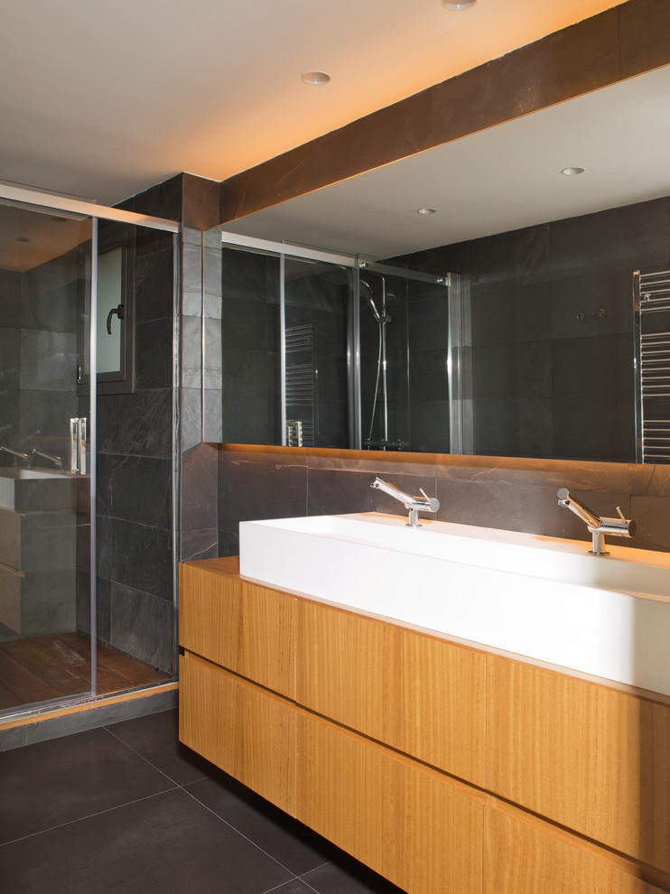 Mid-sized modern master wet room bathroom in Barcelona with shaker cabinets, medium wood cabinets, a one-piece toilet, beige tile, beige walls, a vessel sink, wood benchtops, grey floor and a sliding shower screen.
