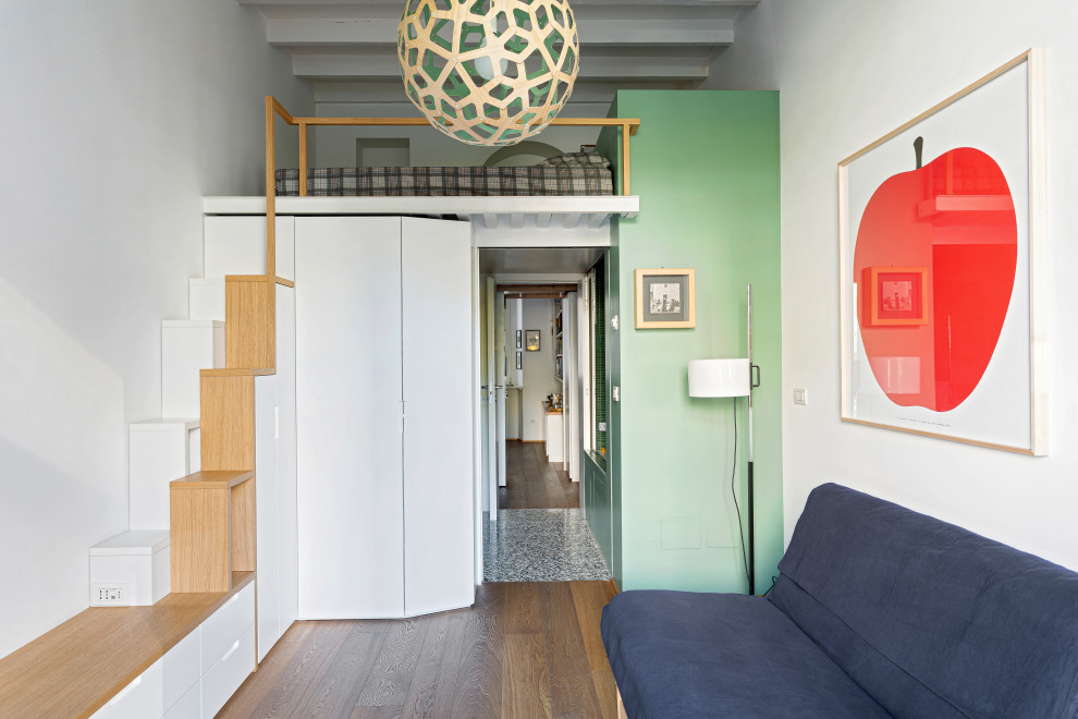 Diseño de habitación de invitados contemporánea pequeña con paredes verdes, suelo de madera en tonos medios, suelo beige y vigas vistas