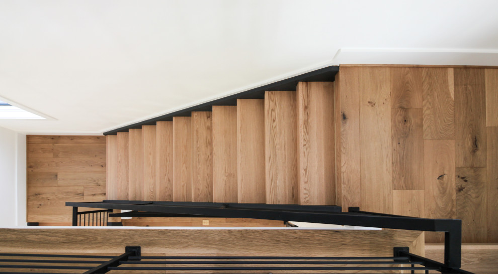 Источник вдохновения для домашнего уюта: прямая лестница среднего размера в современном стиле с деревянными ступенями и металлическими перилами