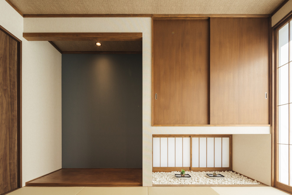 Mittelgroßes Arbeitszimmer mit beiger Wandfarbe, Tatami-Boden, beigem Boden, Tapetendecke und Tapetenwänden in Sonstige