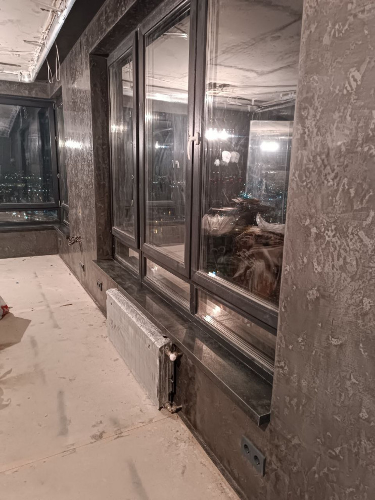 Окна с характером: монолитные откосы из керамогранита в современной квартире