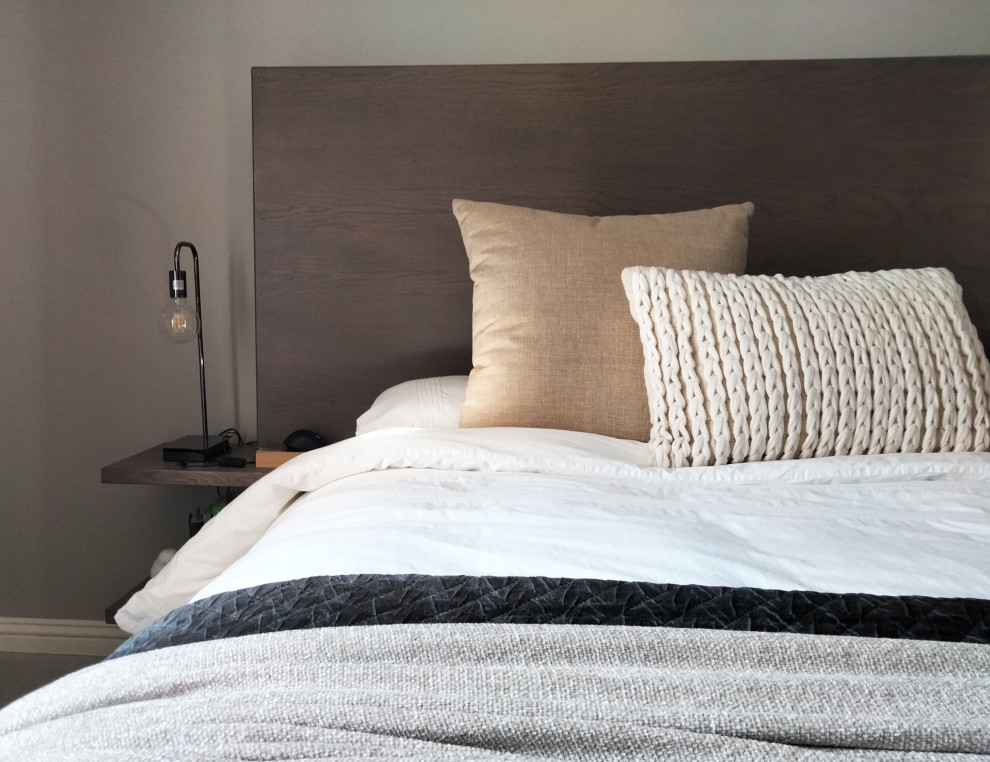 Idee per una piccola camera da letto minimal con pareti beige, pavimento con piastrelle in ceramica e pavimento grigio