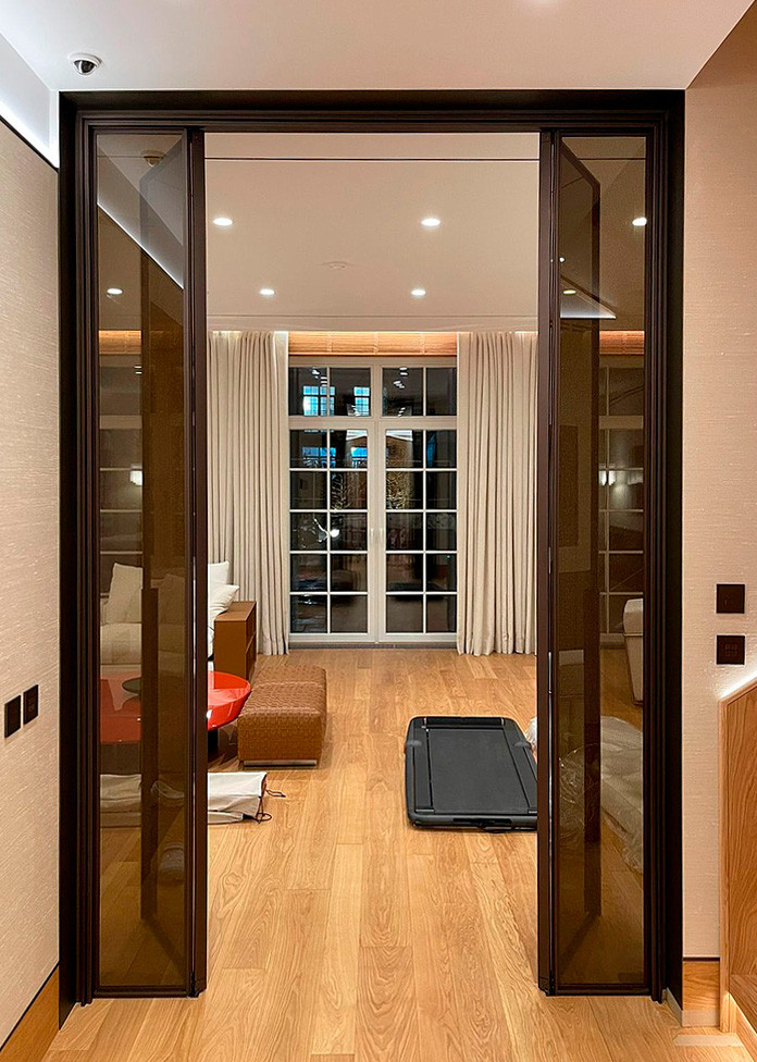 Декоративный триплекс с сеткой в жилом интерьере