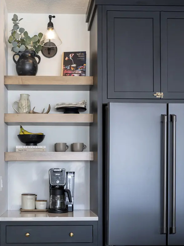 Kitchen - transitional kitchen idea in Phoenix