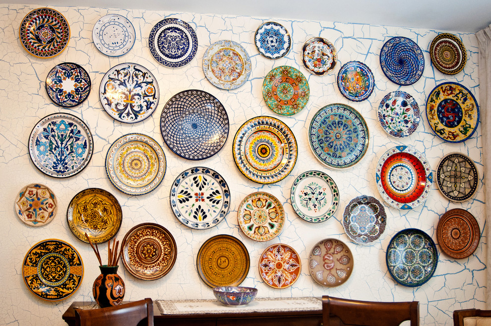 Стена с тарелочками в уютной кухне