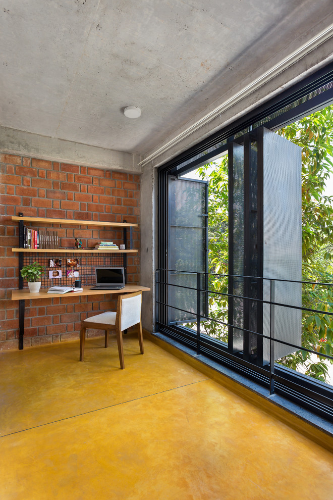 Photo of a contemporary home office in Bengaluru.