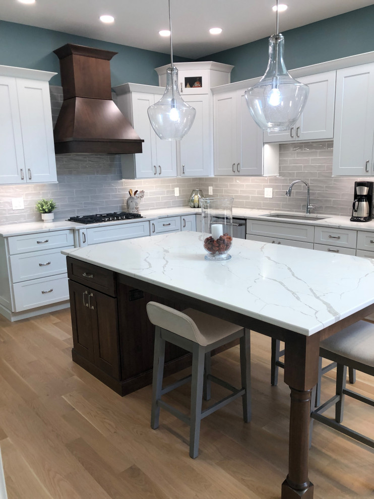 Example of a transitional kitchen design in Cincinnati