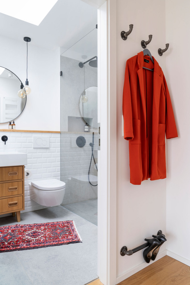 Foto de cuarto de baño a medida moderno con paredes blancas, suelo de madera clara y suelo beige