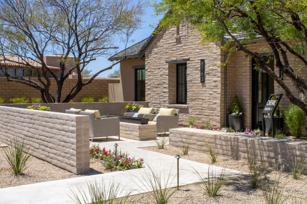 Пример оригинального дизайна: огромный летний регулярный сад на заднем дворе в стиле модернизм с с перголой, полуденной тенью, мощением тротуарной плиткой и с металлическим забором