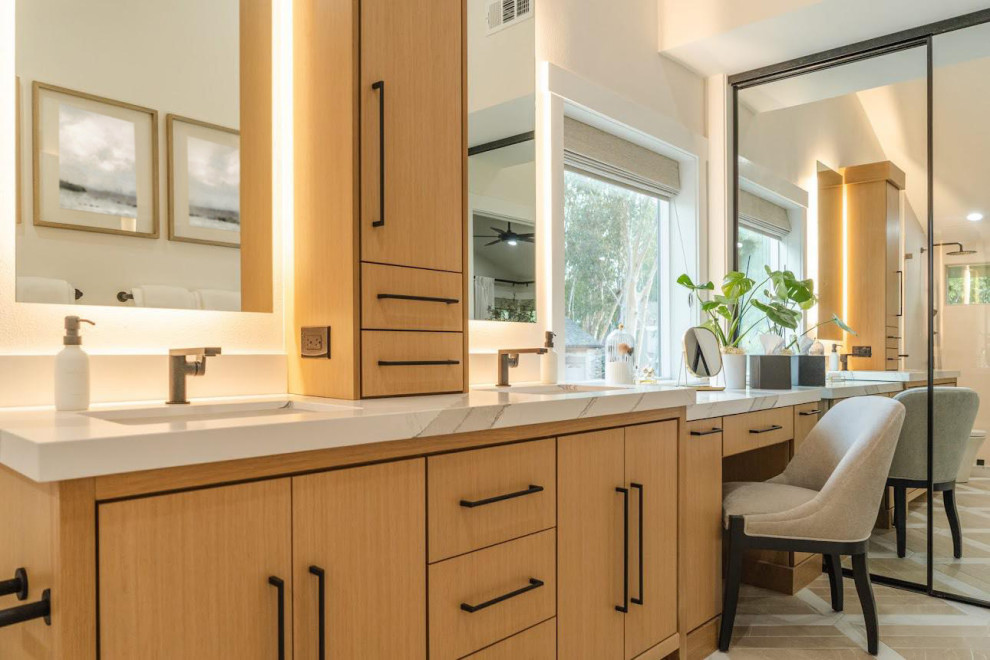 Стильный дизайн: главная ванная комната среднего размера в современном стиле с плоскими фасадами, светлыми деревянными фасадами, тумбой под две раковины и встроенной тумбой - последний тренд