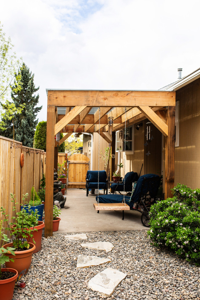 На фото: маленькая пергола во дворе частного дома на боковом дворе с покрытием из бетонных плит для на участке и в саду
