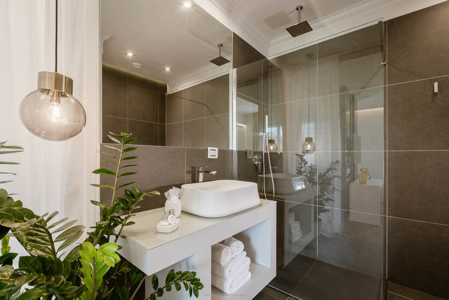 Birkin Marina modern-badezimmer