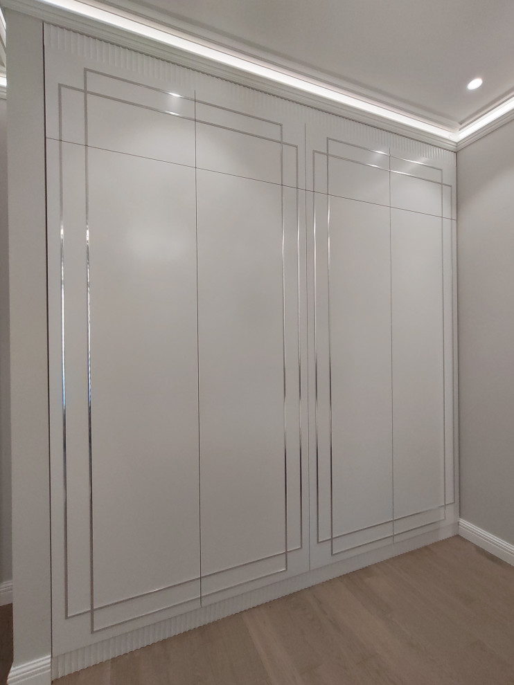 Шкаф распашной.