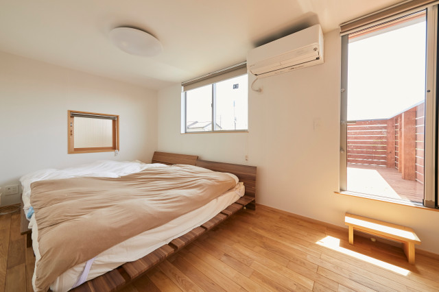 大きな屋根でつながる家 schlafzimmer