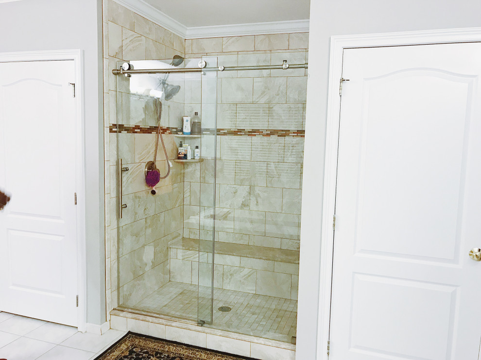 Photo of a mid-sized midcentury master bathroom in New York with a corner shower.
