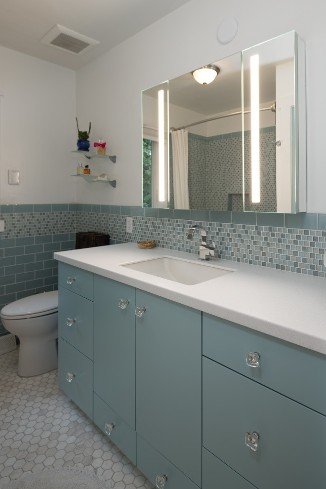Foto på ett mellanstort funkis gul en-suite badrum, med släta luckor, grå skåp, blå kakel, glaskakel, vita väggar, klinkergolv i keramik, ett undermonterad handfat, bänkskiva i kvarts och vitt golv